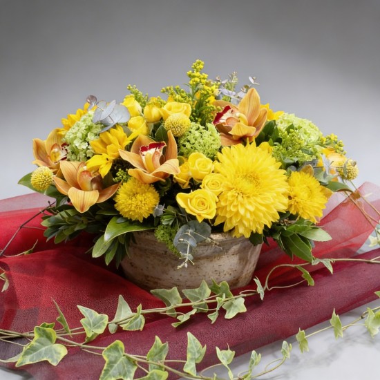 Σύνθεση με σιμπίντιουμ και κίτρινα τριανταφυλλάκια