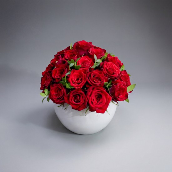 Σύνθεση με κόκκινα τριαντάφυλλα σε λευκό κασπώ