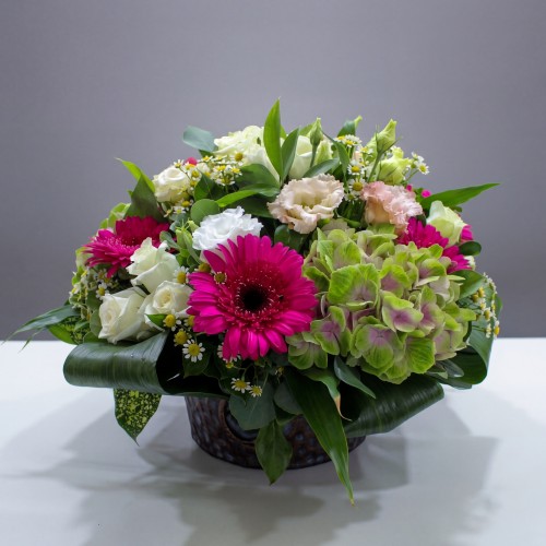 Σύνθεση με ορτανσία, τριαντάφυλλα και λυσίανθο