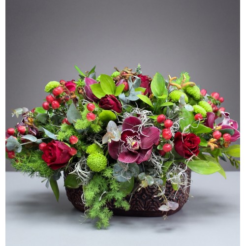 Σύνθεση με σιμπίντιουμ και κόκκινα τριαντάφυλλα