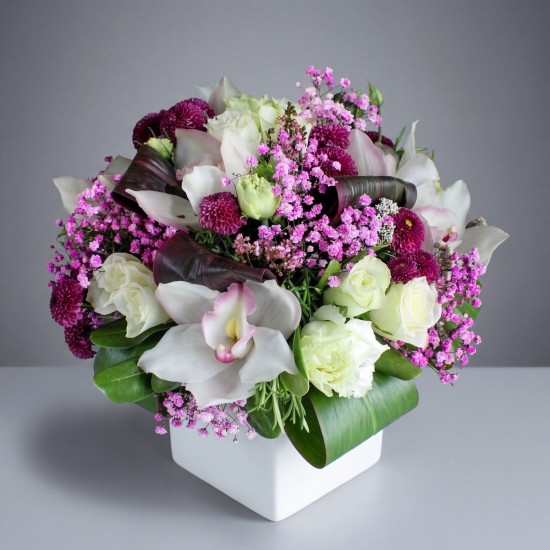 Σύνθεση με ροζ σιμπίντιουμ και χρυσάνθεμα