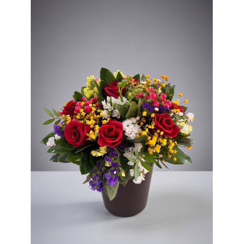 Σύνθεση με κόκκινα Forever τριαντάφυλλα σε κασπώ