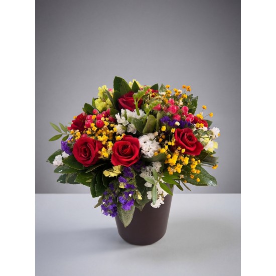 Σύνθεση με κόκκινα Forever τριαντάφυλλα σε κασπώ