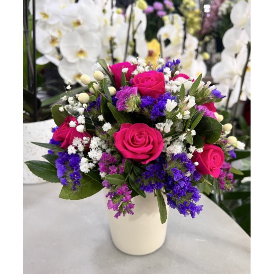 Σύνθεση με Ροζ Forever τριαντάφυλλα σε κασπώ 