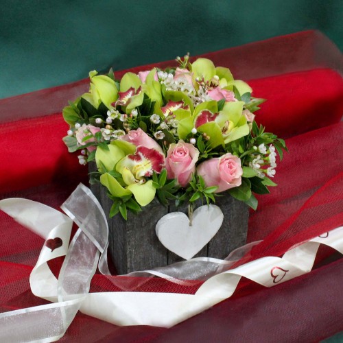 Σύνθεση με ροζ τριαντάφυλλα και σιμπίντιουμ σε κουτί με καρδιά