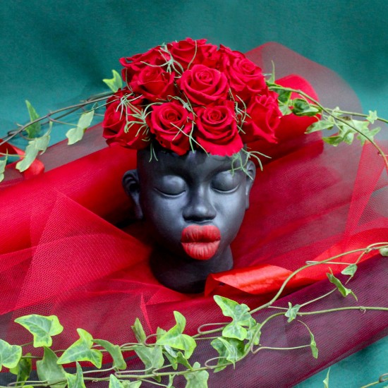 Σύνθεση με κόκκινα τριαντάφυλλα σε κασπώ πρόσωπο
