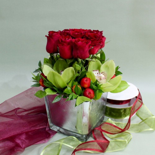 Σύνθεση με κόκκινα τριαντάφυλλα και σιμπίντιουμ