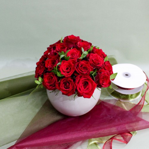Σύνθεση με κόκκινα τριαντάφυλλα σε λευκό κασπώ