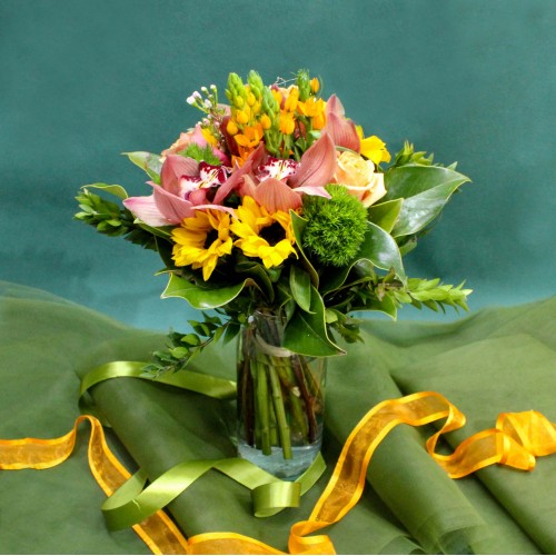 Μπουκέτο με σιμπίντιουμ, τριαντάφυλλα, ορνιθογκάλουμ και ηλιοτρόπια