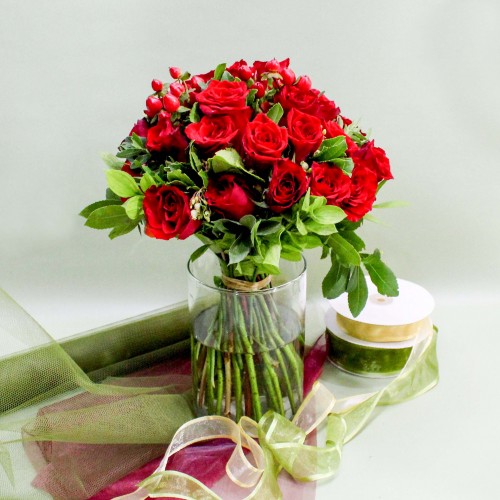 Ανθοδέσμη με κόκκινα τριαντάφυλλα