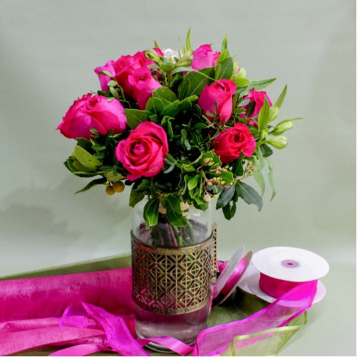 Μπουκέτο με φούξια τριαντάφυλλα και αλστρομέρια