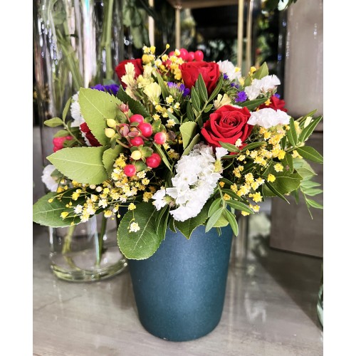 Σύνθεση με κόκκινα Forever τριαντάφυλλα σε κασπώ