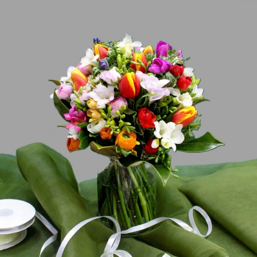 Μπουκέτο με τουλίπες, φρέζιες και νεραγκούλες