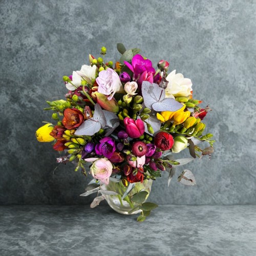 Μπουκέτο με λουλούδια του αγρού και τουλίπες 
