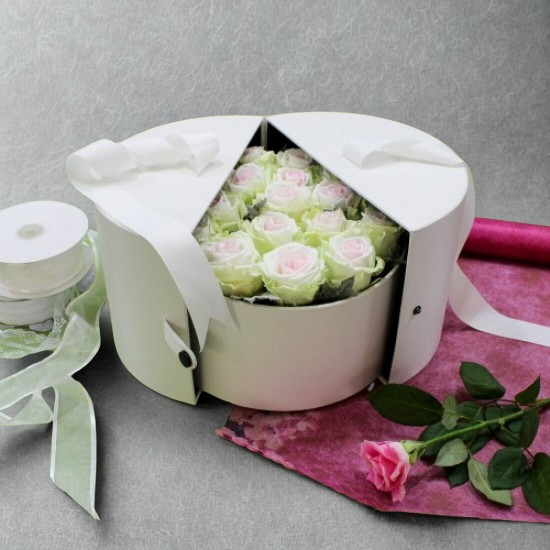 Forever Roses σε λευκή καπελιέρα