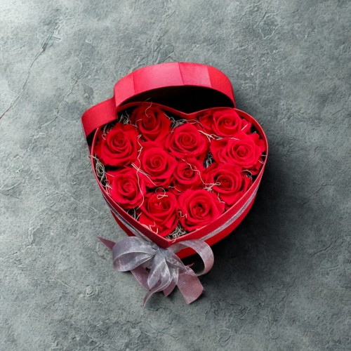 Καρδιά με κόκκινα Forever Roses