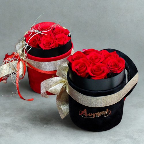 Βελούδινο κουτί με κόκκινα forever roses