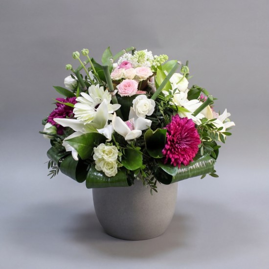 Σύνθεση με σιμπίντιουμ, χρυσάνθεμα και τριανταφυλλάκια