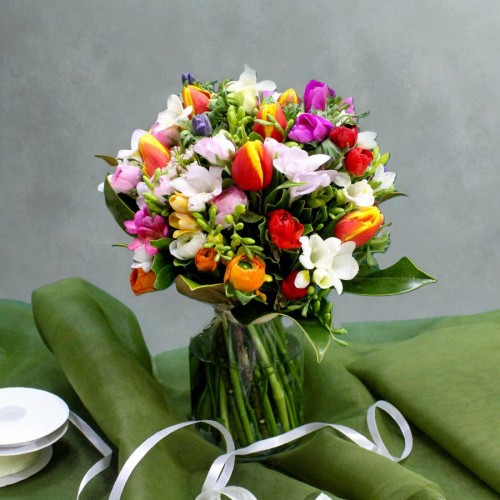 Μπουκέτο με τουλίπες, φρέζιες και νεραγκούλες